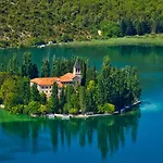Luxury Meden Dol With Heated Pool, Hot-tub, 2 Saunas Vila