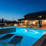 Luxury Meden Dol With Heated Pool, Hot-tub, 2 Saunas