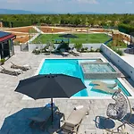 Luxury Meden Dol With Heated Pool, Hot-tub, 2 Saunas Vila
