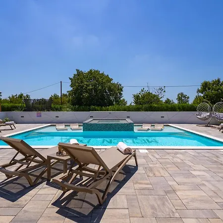 Luxury Meden Dol With Heated Pool, Hot-tub, 2 Saunas