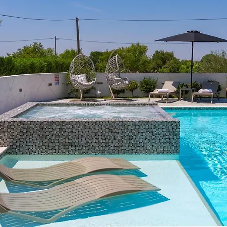 Luxury Meden Dol With Heated Pool, Hot-tub, 2 Saunas