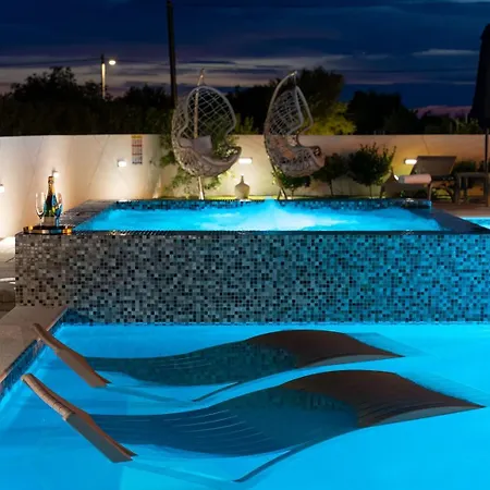 Luxury Meden Dol With Heated Pool, Hot-tub, 2 Saunas