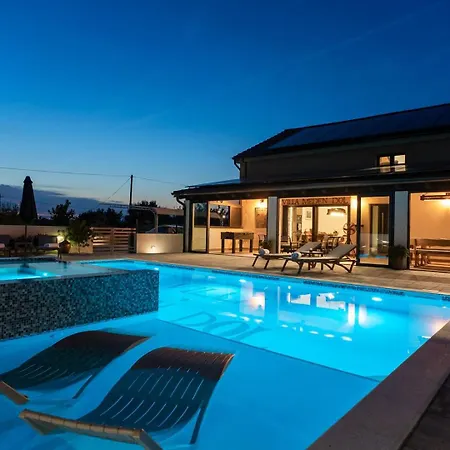 Luxury Meden Dol With Heated Pool, Hot-tub, 2 Saunas