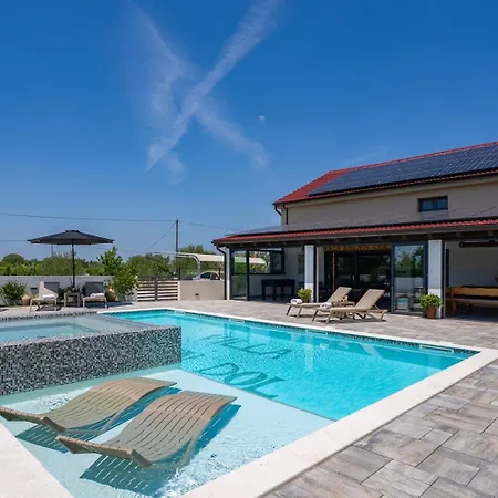 Luxury Meden Dol With Heated Pool, Hot-tub, 2 Saunas