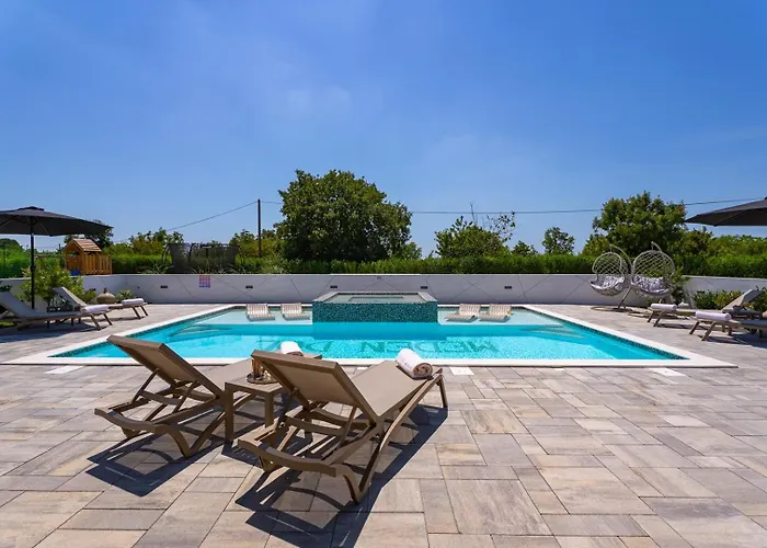 Luxury Meden Dol With Heated Pool, Hot-tub, 2 Saunas