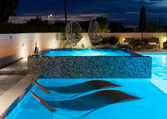 Luxury Meden Dol With Heated Pool, Hot-tub, 2 Saunas