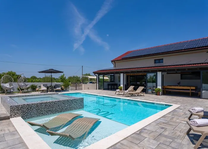 Luxury Meden Dol With Heated Pool, Hot-tub, 2 Saunas